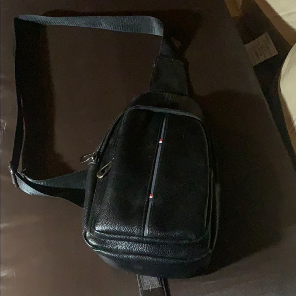 Black sides strap men’s carrier bag
